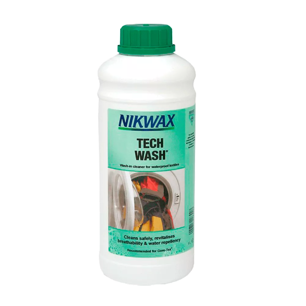 Flasken viser en hvid plastbeholder med grøn skrueprop og en mintgrøn etiket, hvor mærket "Nikwax" og produktnavnet "Tech Wash" står tydeligt. Etiketten viser en vaskemaskine og indikerer, at det er et vaskemiddel til vandtætte tekstiler. Produktet præsenteres som en sikker rengørings- og revitaliseringsløsning, der genopretter åndbarhed og vandafvisning for outdoor- og teknisk tøj.