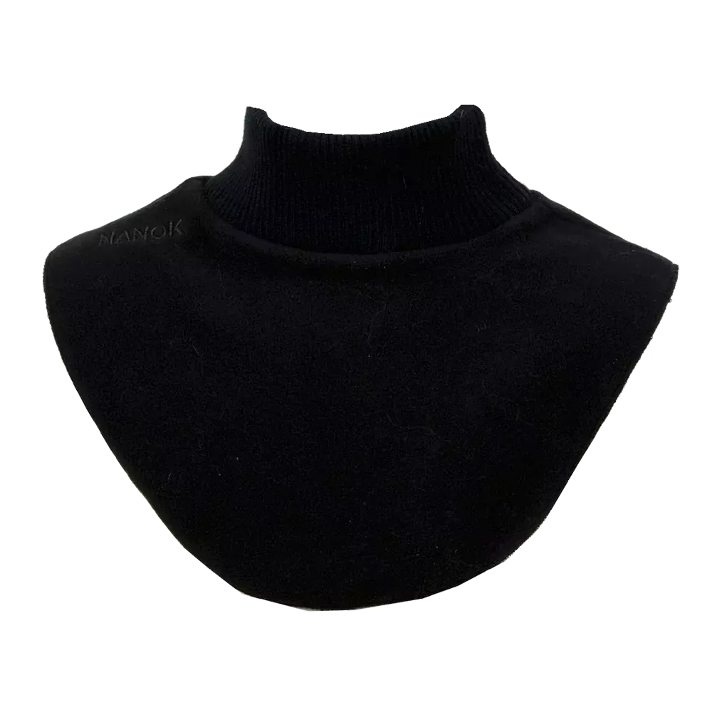 indlæg med høj ribstrikket rullekrave og afrundet skulderparti. Fremstillet i blødt, tæt materiale, designet til at give ekstra varme under jakker eller trøjer uden at fylde som en fuld sweater. Minimalistisk, praktisk og elegant, velegnet til både hverdag og udendørs brug. Diskret logo ved skulderen og ensfarvet finish giver et stilrent og funktionelt udtryk.