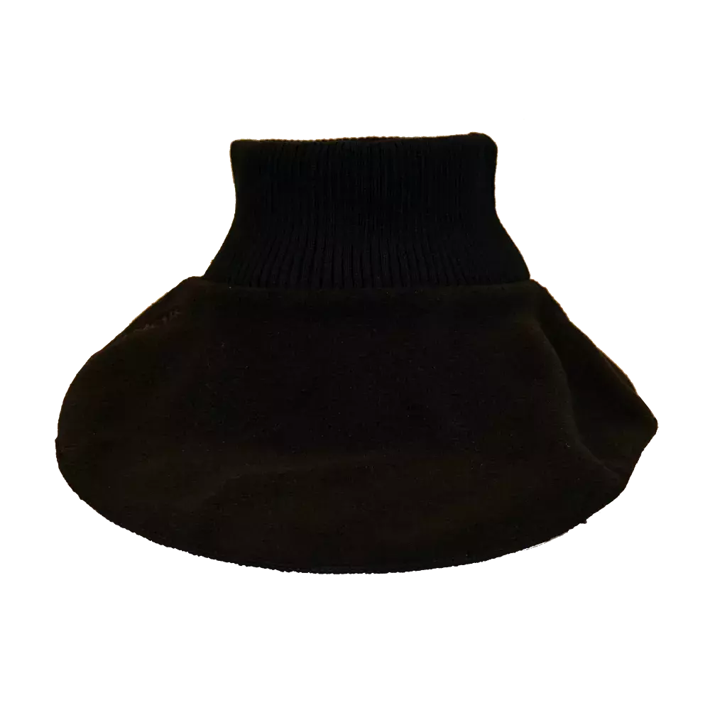 Fotoet viser et sort tekstilstykke med en ribstrikket, elastisk kant øverst og en bred, blød, afrundet bund. Stoffet ser tykt og varmende ud, muligvis fleece eller en uldblanding. Genstanden ligner en kort sok, ankelvarmer eller en halsedisse, designet til at give ekstra varme omkring hals eller ankel. Farven er ensartet sort uden synlige mønstre eller dekorationer.