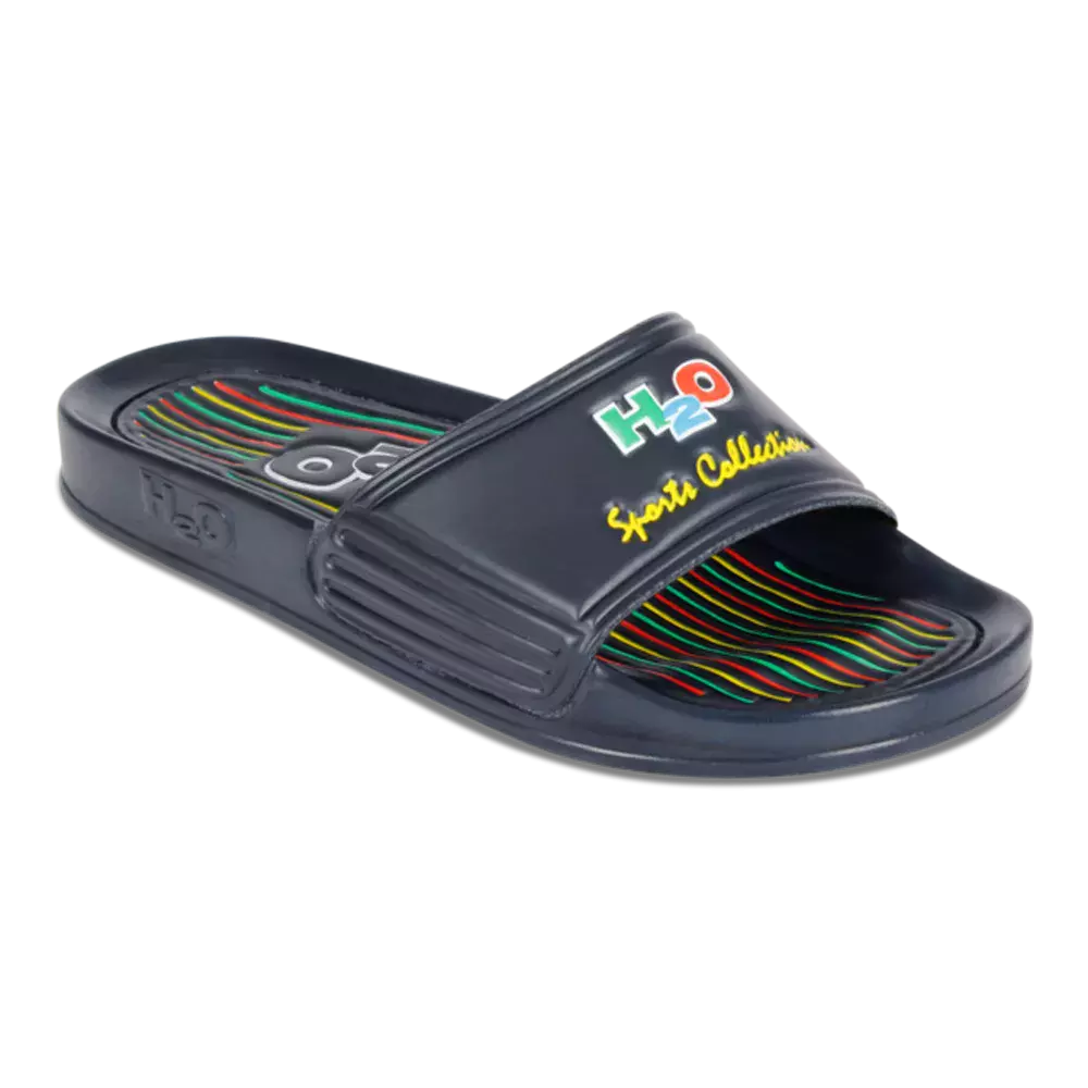 Denne mørkeblå slidesandal fra H2O Sports Collection er en enkel, sporty slip-on lavet i blødt, vandafvisende materiale. Den brede rem har H2O-logo og gult "Sports Collection"-tryk, mens indersålen prydes af farverige, bølgede striber i rød, gul og grøn. Skoens profilerede sål og komfortable indlæg gør den ideel til pool, strand eller afslappet hverdagsbrug.
