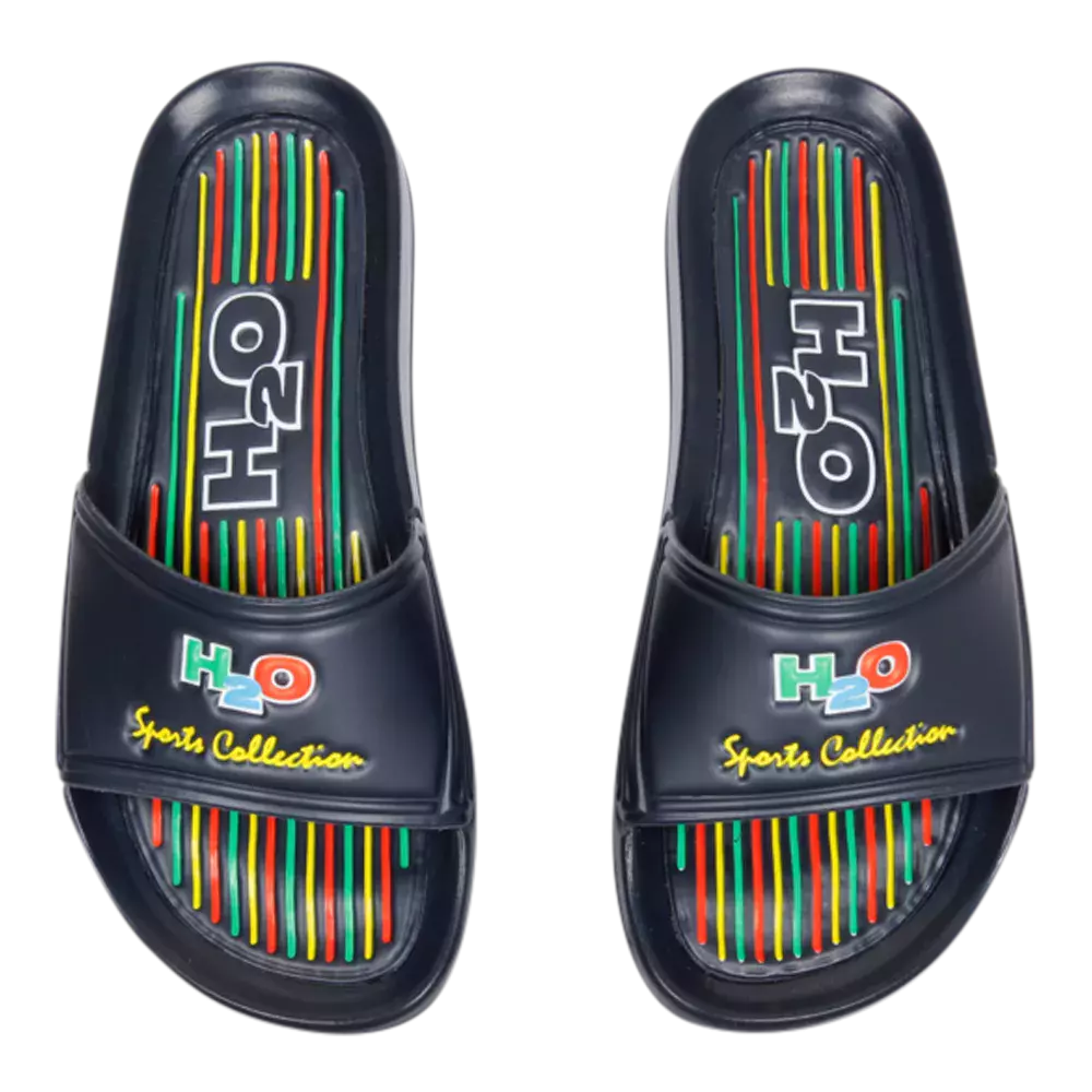 klipklapper i slidstærkt gummimateriale med brede remme og en indersål dekoreret med farverige striber i rød, gul og grøn. Remmene bærer logoet "H2O" og teksten "Sports Collection" i kontrastfarver. Sandalerne har et praktisk, skridsikkert mønster og en enkel, sporty stil, velegnet til strand, pool eller afslappet hverdagsbrug.