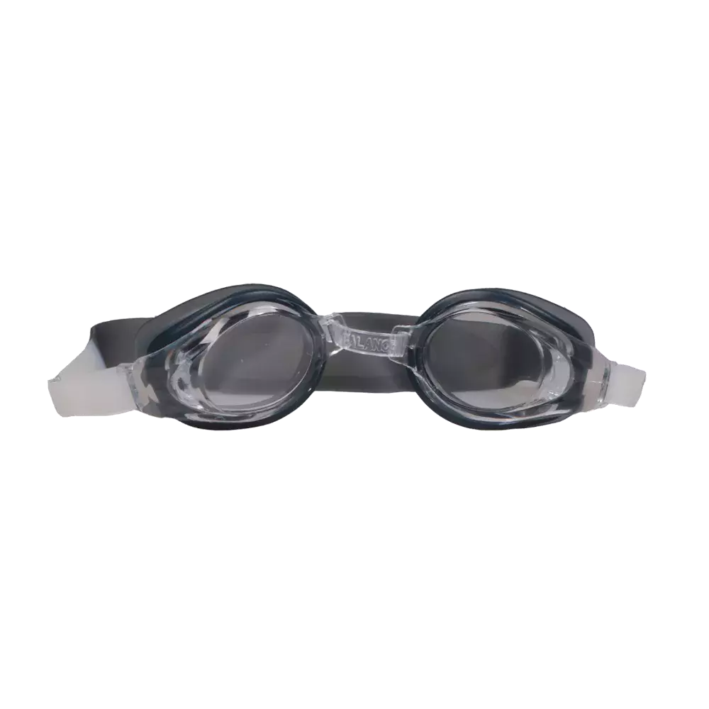 Et par svømmebriller i et enkelt, funktionelt design. Buede, klare polykarbonatlinser er indrammet af mørke, bløde silikonekanter for god tætning omkring øjnene. Elastisk hovedstrop i sort giver justerbar pasform, og den gennemsigtige næsebøjle holder brillerne stabilt. Velegnede til rekreativ svømning og træning, beskytter de mod klor og forbedrer synligheden under vand.