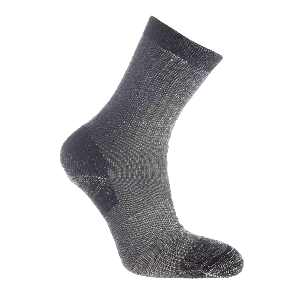 På billedet ses en enkelt grå sok vist i profil med forstærket hæl og tå samt et ribstrikket skaft. Materialet fremstår tætvævet og slidstærkt, hvilket tyder på varme og god holdbarhed. Sokkens neutrale farve og enkle design gør den velegnet til hverdagsbrug, sport eller lette vandreture, og den passer nemt sammen med både sneakers og mere formelle sko.