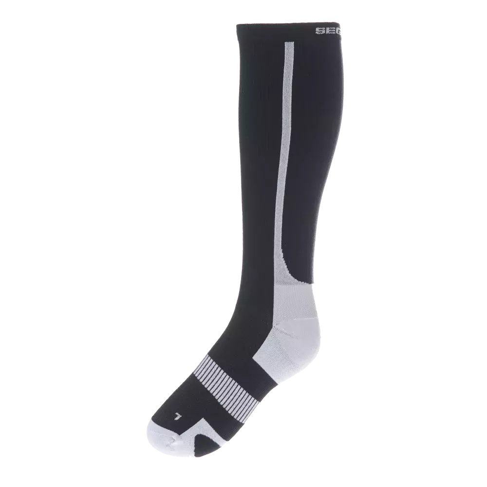 sort med lysegrå kontrastdetaljer. Designet viser anatomisk form med markeret hæl og forfod, polstret tåområde og ribstrik ved mellemfoden for støtte. Den lange skaft og slanke lodrette stribe giver et sportsligt udtryk, mens let kompression antydes af materialets tæthed. Velegnet til løb eller skiture, hvor pasform og støtte er vigtige.