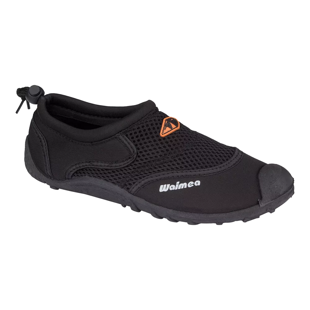Sort vandsko med åndbart mesh på overdelen og slidstærkt syntetisk materiale langs siderne. Skoen har en fleksibel gummisål, forstærket tåbeskyttelse og en lille elastisk lukning med stopper ved hælen for sikker pasform. Et diskret logo 'Waimea' ses på siden, og den lette konstruktion gør skoen velegnet til strand, vandsport eller sommeraktiviteter, hvor hurtig dræning og greb er vigtigt.