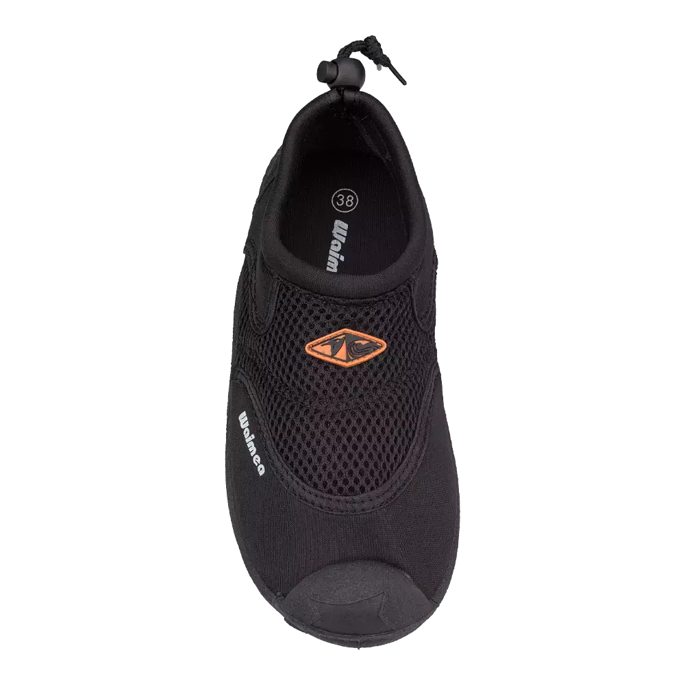 Et enkelt, sort vandsko med åndbart mesh øverst og forstærket tåafsnit. Skoen er slip-on med en justerbar snor bagpå og en markeret størrelse (38) indeni. Et lille orange logo pryder vristen, mens siden har hvid tekst. Den fleksible sål og tætsiddende pasform gør modellen velegnet til strand, kajak eller våde aktiviteter, hvor greb og hurtig dræning er vigtigt.
