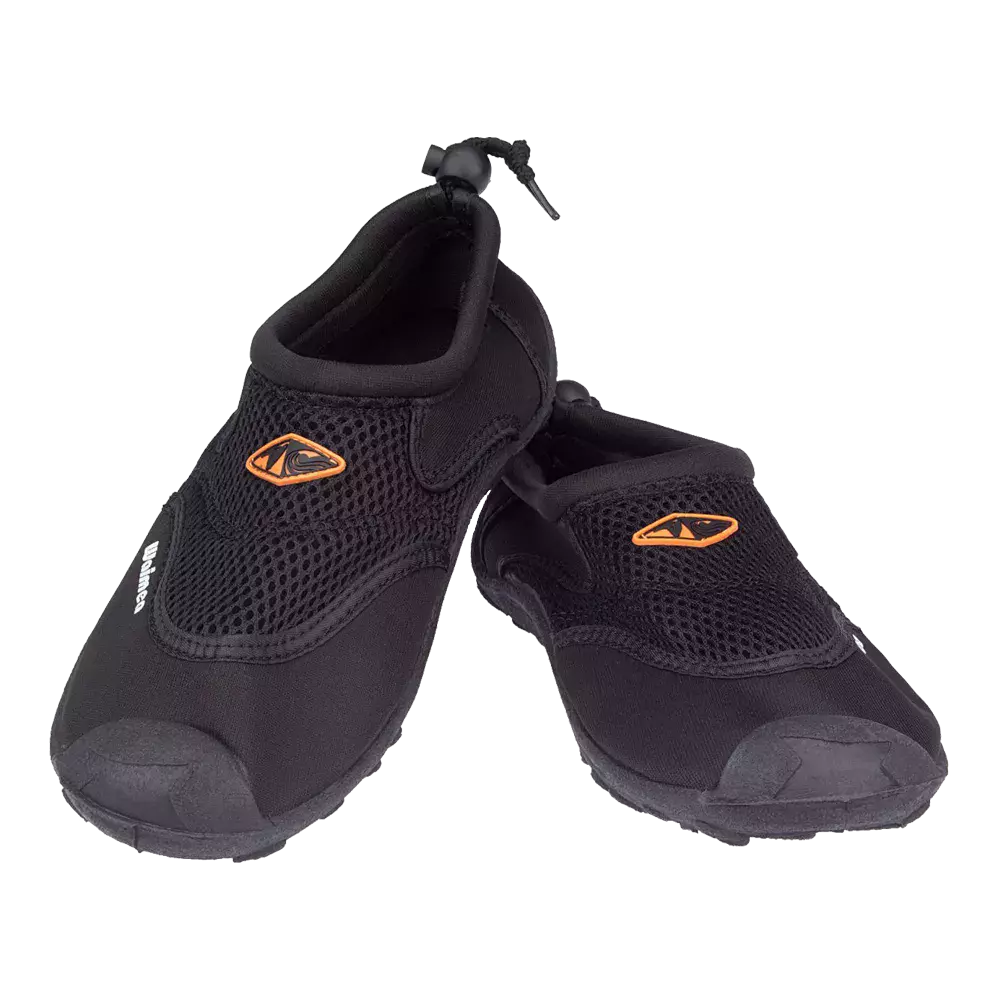 Et par sorte neopren-vandsko med netstof over vristen og forstærket gummitå. Skoene har skridsikker sål, elastisk snøre ved hælen og et lille orange logo på oversiden. Designet virker let og åndbart, velegnet til strand, strandaktiviteter eller vandsport, hvor hurtig dræning og beskyttelse mod skarpe sten er vigtig. Skoene ser robuste og komfortable ud.