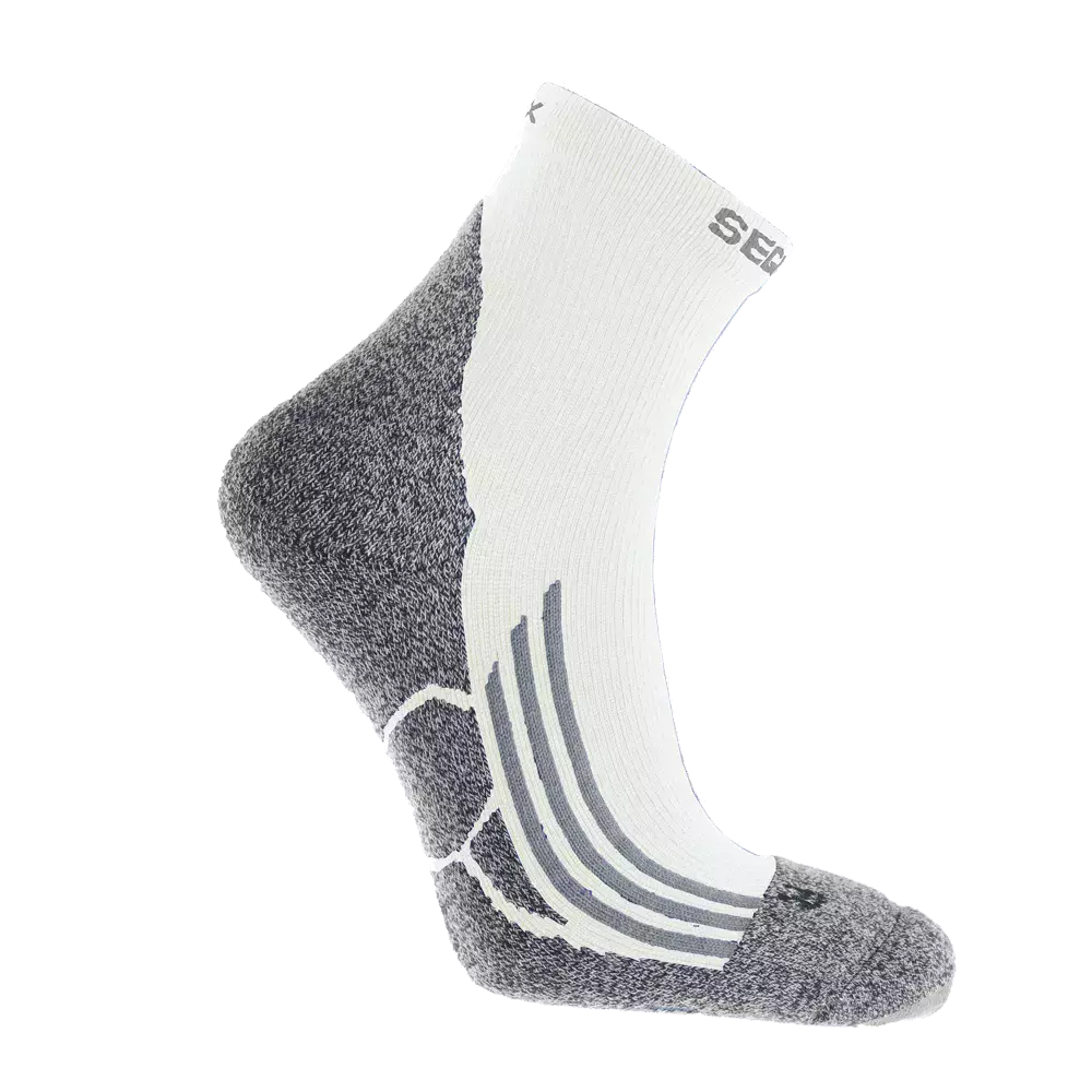 Et par komfortable ankelstrømper i hvidt og gråt materiale med forstærket hæl og tå. Strømpen har ribstruktur langs skaftet, polstret sål med blød, meleret grå tekstur og tre dekorative grå striber langs foden. Designet virker åndbart og støttende med kontrastsyninger omkring buen. Velegnet til sport og hverdag, hvor komfort, stødabsorbering og pasform prioriteres.
