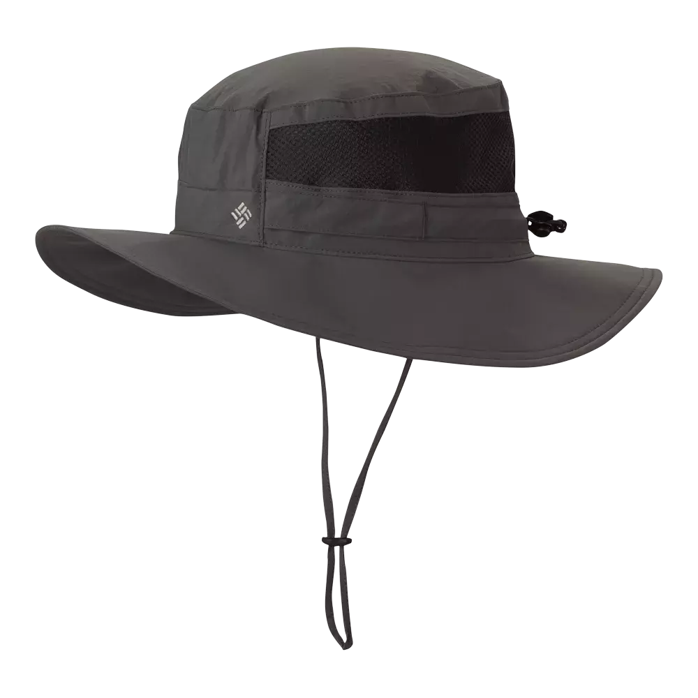 En mørkegrå udendørshat med bred skyggekant og afrundet krone. Hatten har et netventilationspanel i siderne for øget luftcirkulation samt en praktisk, justerbar hakestrop med lås. Designet virker letvægtigt og funktionelt, velegnet til vandreture, fiskeri eller havearbejde, hvor solbeskyttelse og komfort er vigtige. Enkel stil og neutrale farver gør den nem at kombinere med forskelligt fritidstøj.