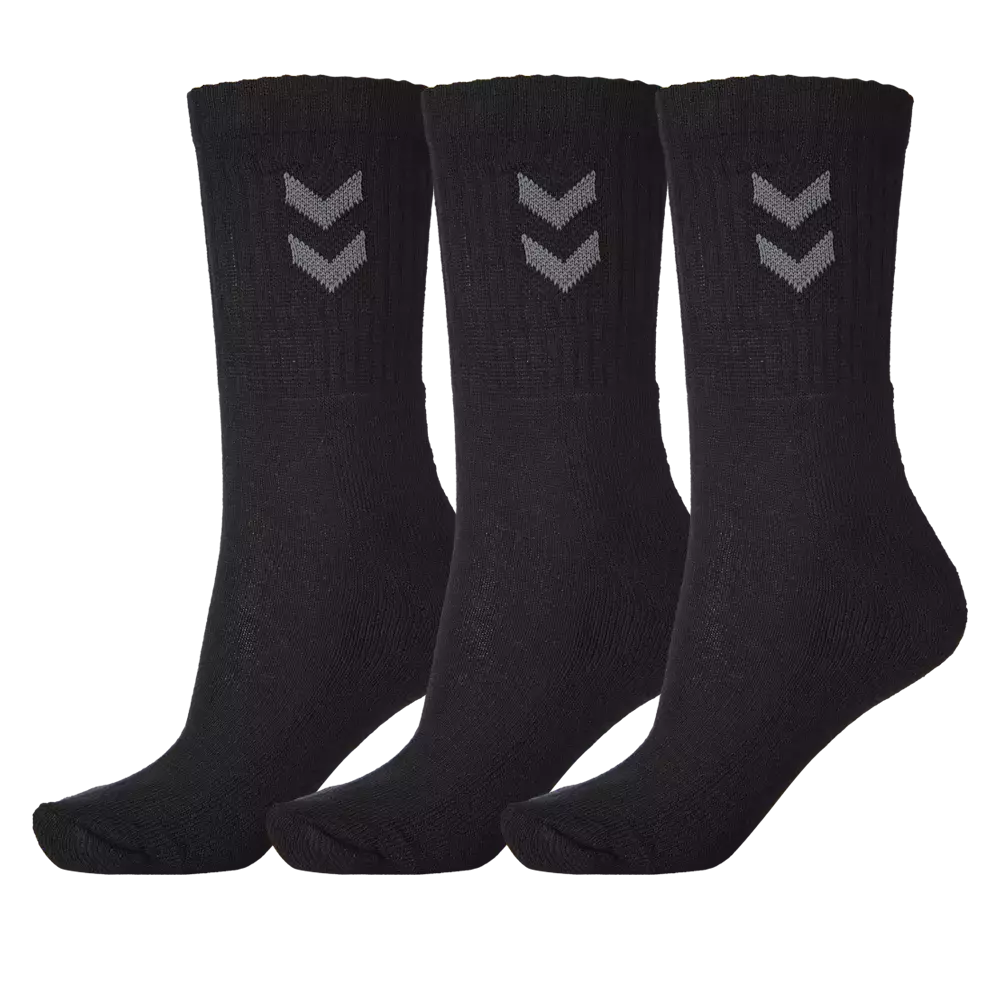 Et sæt på tre sorte sokker præsenteret side om side. Sokkerne rækker midt op ad læggen og er lavet i et tæt, strikket materiale med ribkant øverst. Hver sok har et enkelt dekorativt motiv af to grå chevrons på skaftet. Det stilrene og funktionelle design virker velegnet til både hverdag og sport, med fokus på komfort og holdbarhed.