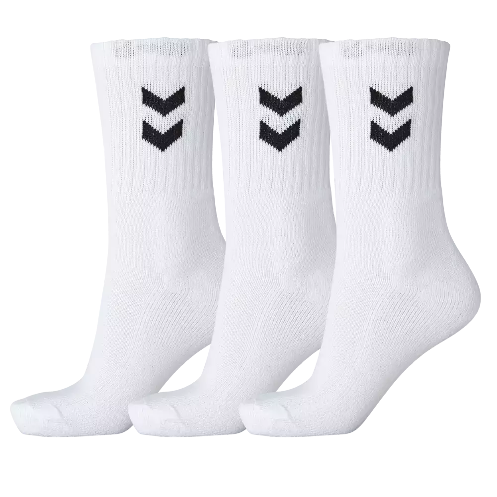 Fotoet viser et sæt på tre hvide sportssokker, stående side om side i profileret visning. Sokkerne har ribbet skaft, forstærket hæl og tå og en blød, polstret sål. Et enkelt, sort dobbelt-chevron-motiv pryder læggen på hver sok. Materialet virker åndbart og elastisk — velegnet til træning eller hverdag. En neutral og funktionel basisartikel i klassisk design.