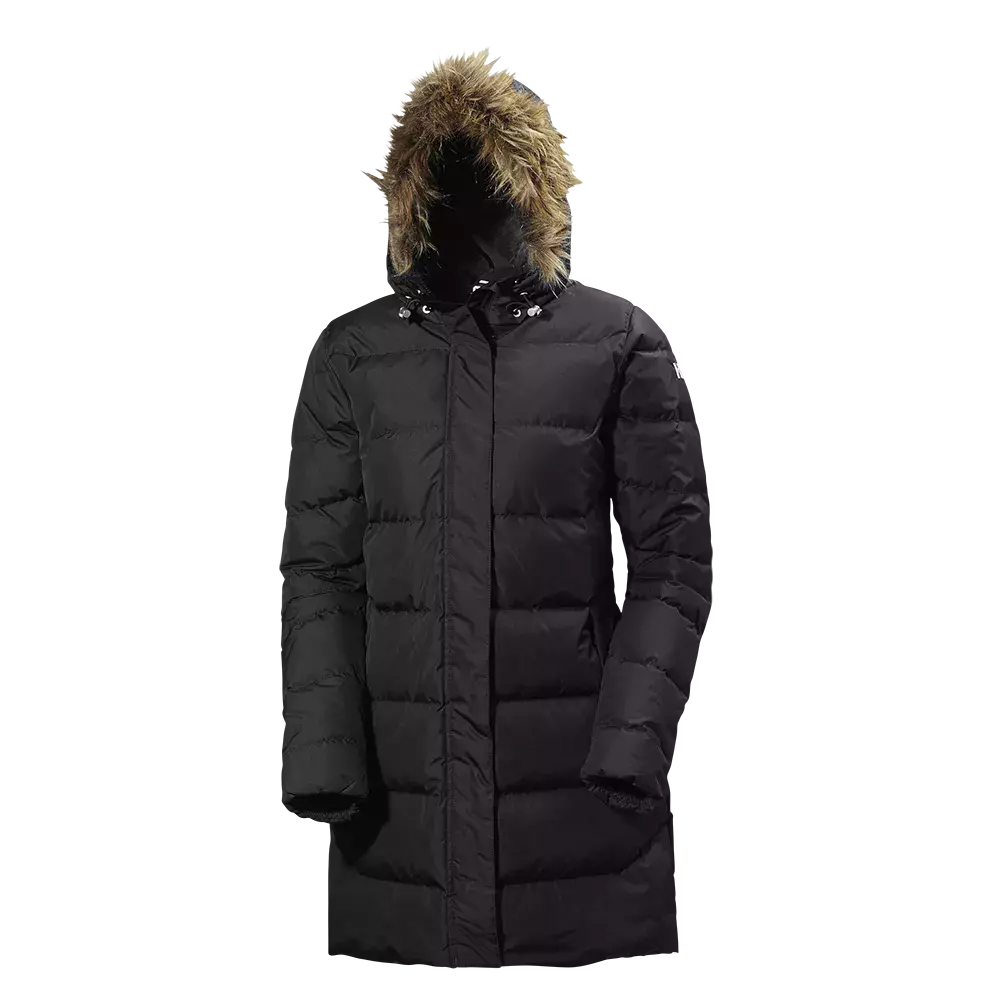 Lang, sort vinterjakke i dunlook med kraftig vattering og vandrette sømme. Jakken har en stor hætte kantet med imiteret pels, en skjult lukning i midten og lange ærmer for ekstra varme. Designet er enkelt og funktionelt, egnet til kolde dage, med en lige pasform og praktisk længde ned over hoften. Et diskret emblem ses på ærmet.