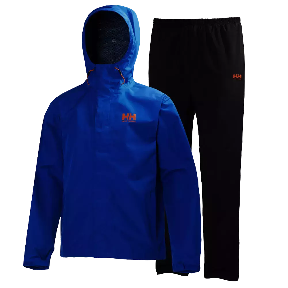 Dette sæt består af en kongeblå anorak med hætte og et par sorte regnbukser. Jakken har en enkel, funktionel silhuet med justerbar hætte og synligt orange HH-logo på brystet, mens bukserne er lige i snittet med diskret logo ved hoften. Materialet ser vand- og vindtæt ud, velegnet til udendørs aktiviteter i vådt vejr og praktisk til dagligt brug.