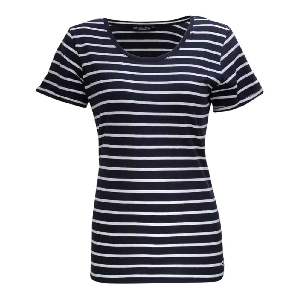 En klassisk kortærmet T‑shirt i mørkeblå med hvide, vandrette striber. Den har rund halsudskæring, en enkel, lidt figursyet pasform og korte ærmer, hvilket giver et afslappet og maritimt look. Stoffet fremstår som blød bomuldsjersey, velegnet til hverdag og sommerbrug. T‑shirten kan nemt styles med jeans, shorts eller en let jakke og fungerer som en tidløs basisdel i garderoben.