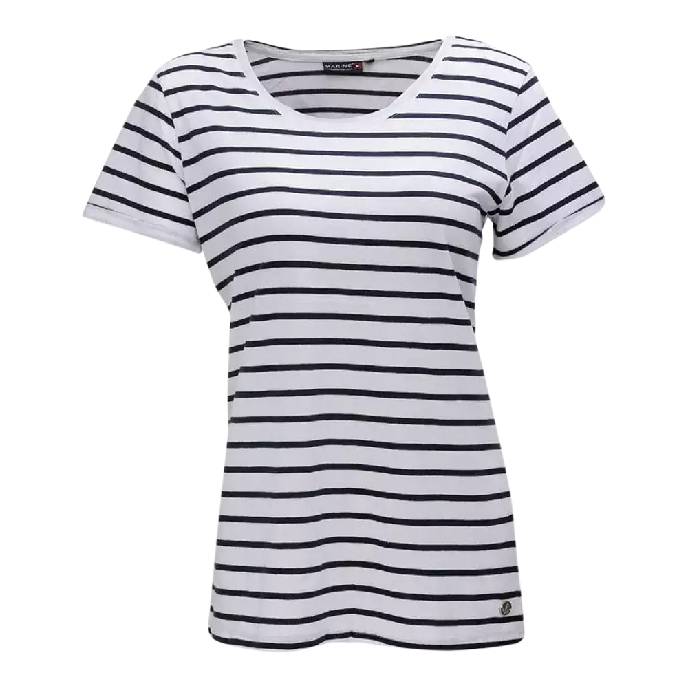 En enkel og stilren kortærmet t-shirt i hvid med tætte, sorte vandrette striber. Den har rund hals, almindelig pasform og et klassisk maritimt look, der passer til både afslappede jeans og mere opklædte outfits. Materialet virker let og blødt, ideelt til hverdag om foråret og sommeren. Minimalistisk detalje nederst giver et subtilt finish.