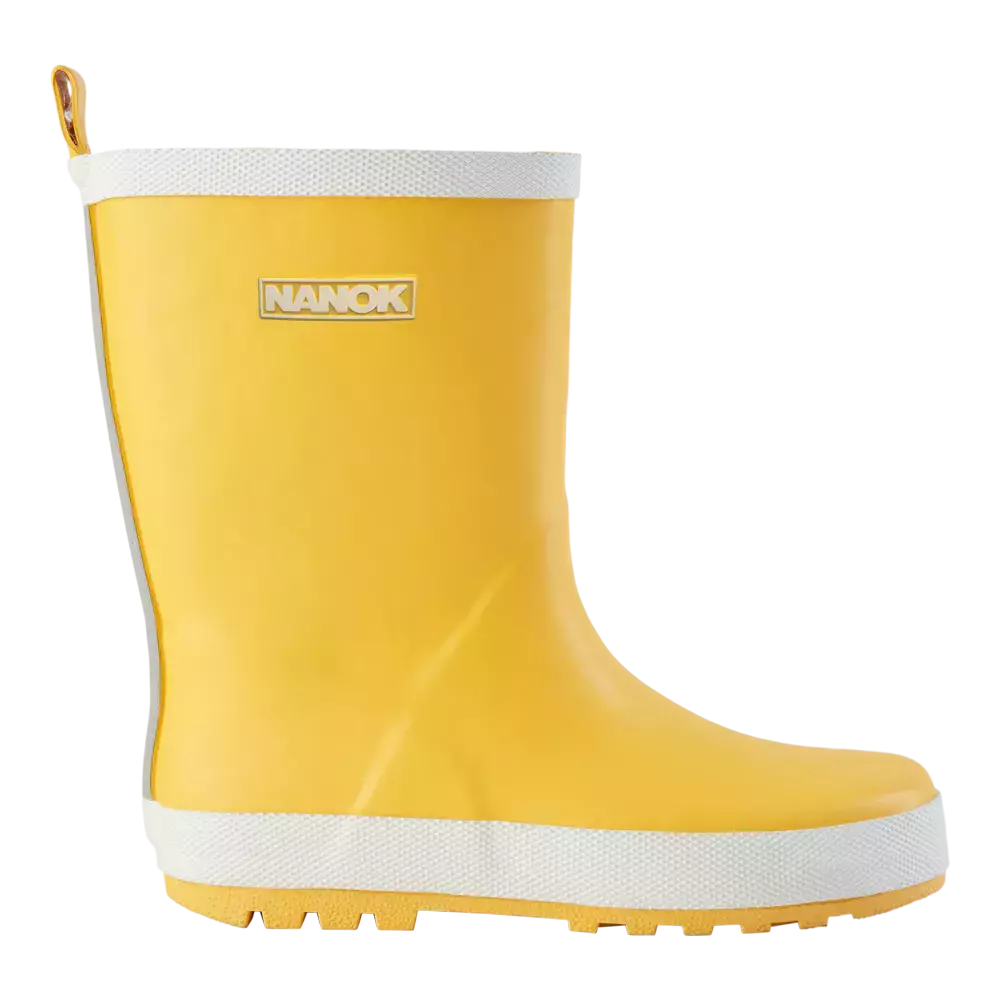 En enkel, lyst gul gummistøvle med hvid kant og markeret sål, prydet af et lille "NANOK"-mærke på ydersiden. Støvlen har en robust, skridsikker sål og glat, vandtæt overflade, som gør den ideel til regnvejr, mudrede stier og udendørs leg. Det rene, minimalistiske design giver et frisk og funktionelt udtryk, samtidig med at farven lyser op på grå dage.