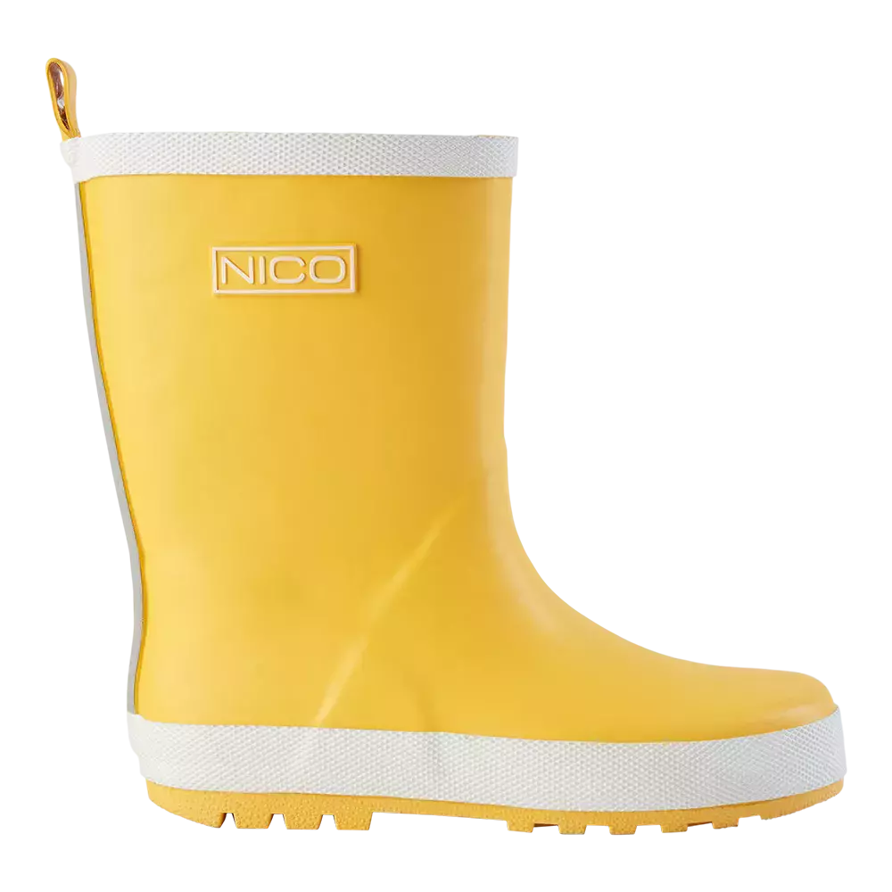 Et enkelt, knaldgult gummistøvle med hvid sålkant og diskret mærke "NICO" på skaftet. Støvlen har glat overflade, forstærket bund med slidstærkt mønster under sålen og en lille træksnude bagtil, der gør den nem at tage på. Designet virker praktisk og let at rengøre, ideelt til regnvejr, mudrede legepladser eller våde forårsdage.