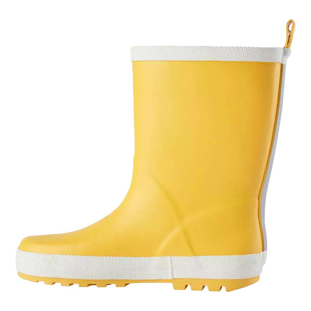 En klar gul gummistøvle set fra siden, med enkel og glat overflade og hvid kant langs sålen og toppen. Støvlen har robust profil under sålen til godt fodfæste i mudder og regnvejr, samt en lille strop bagtil til at trække den på. Den minimalistiske form og stærke farve giver et legende, praktisk udtryk, perfekt til våde udendørsaktiviteter.