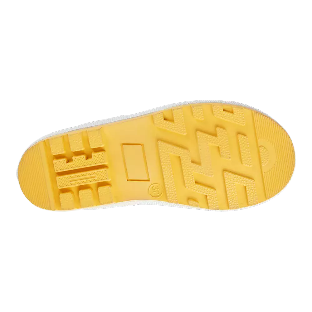 På billedet ses sålens underside fra en sko: en klar gul gummisål med dybe mønstrede riller, zigzag-kanter og rektangulære forhøjninger for bedre greb. Den hvide mellemsål rammer kanten ind og skaber kontrast til den sorte baggrund. Overfladen viser tekstur for skridsikkerhed og afløftede områder, som tyder på et funktionelt design til udendørs eller hverdagssko.