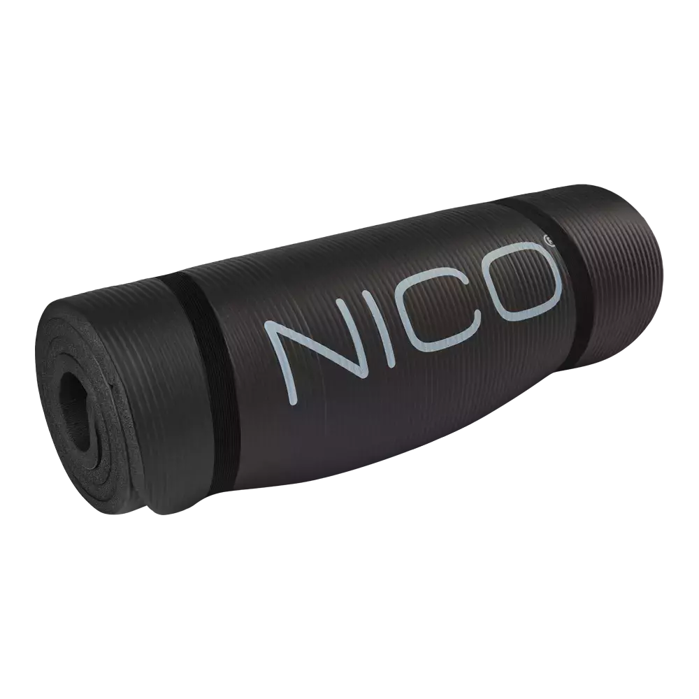 På billedet ses en rullet, sort træningsmåtte med tydeligt "NICO"-logo i lyst print. Måtten har en bølget tekstur og ser tykkere og polstret ud, egnet til yoga, pilates eller gulvtræning. To elastiske stropper holder måtten sammen til nem transport og opbevaring. Designet virker enkelt og praktisk med fokus på komfort og stabilitet under øvelser.