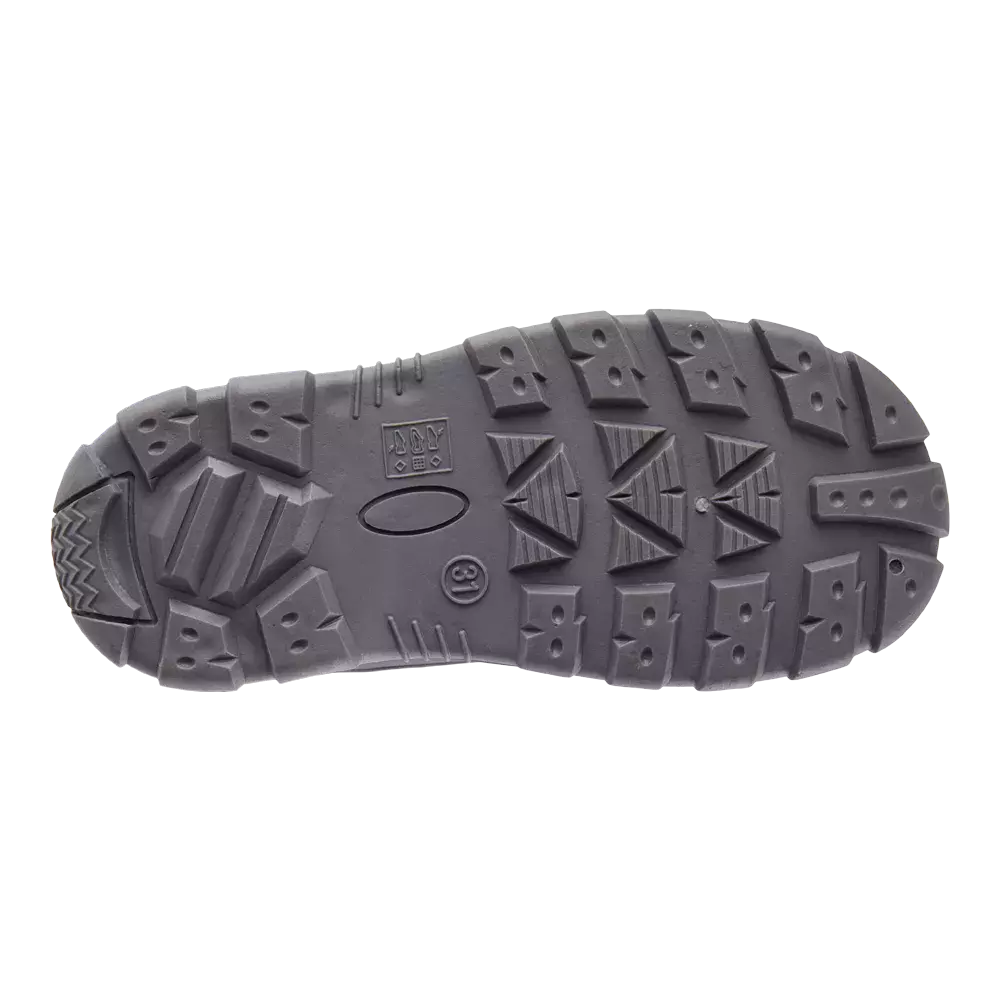 Billedet viser undersiden af en robust gummisål til en støvle eller arbejdssko. Sålens dybe mønstre består af trekantede og rektangulære knopper, riller og kanaler, som forbedrer greb og selv afleder snavs og vand. Materialet virker slidstærkt og stift, designet med markeringer og størrelsesangivelse. Den kraftige profil tyder på, at skoen er beregnet til udendørs eller krævende arbejdsforhold.