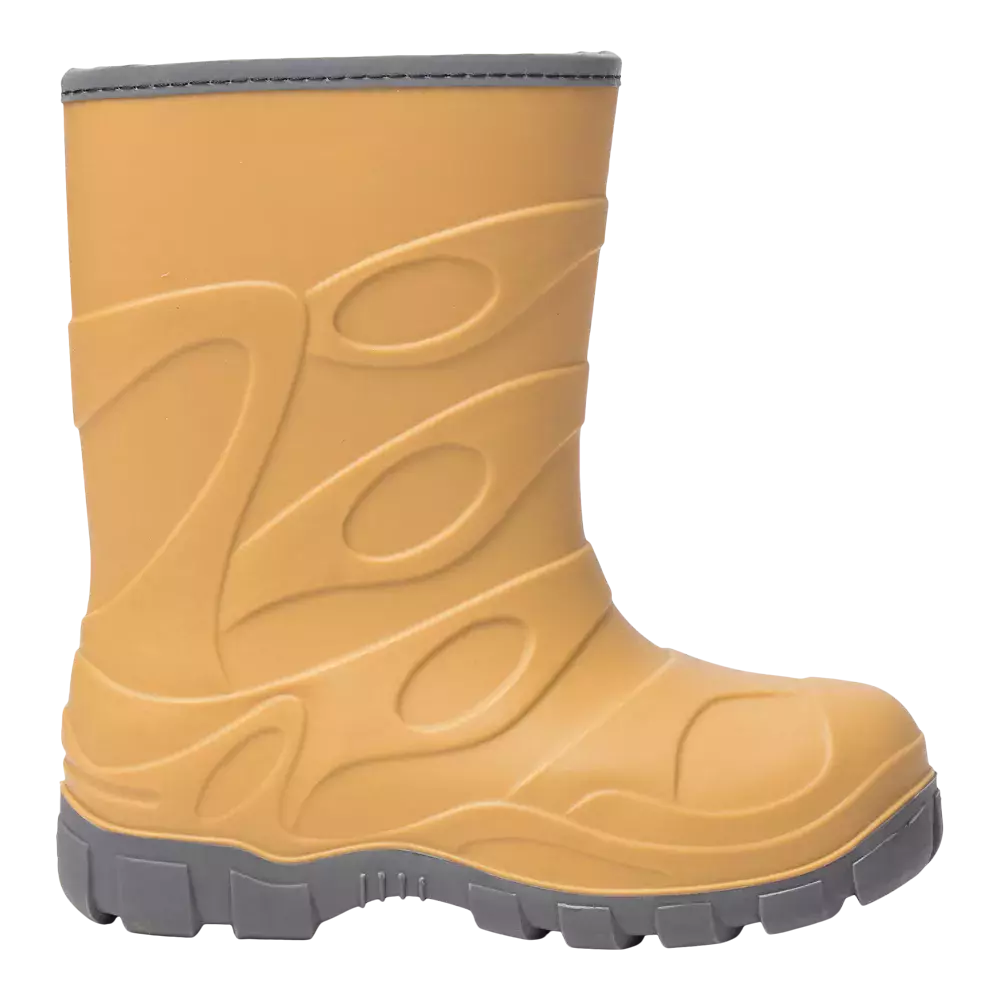 En kraftig gummistøvle i varm gul farve med grå skridsikker sål. Støvlen er mellemhøj og har bløde, bølgende prægningsmønstre langs skaftet og forfoden, som giver et dekorativt, organisk udtryk. Den ser vandtæt og let at rengøre ud, velegnet til regnvejr, mudder og udendørs lege. Den robuste sålkonstruktion antyder godt greb og holdbarhed på ujævnt underlag.