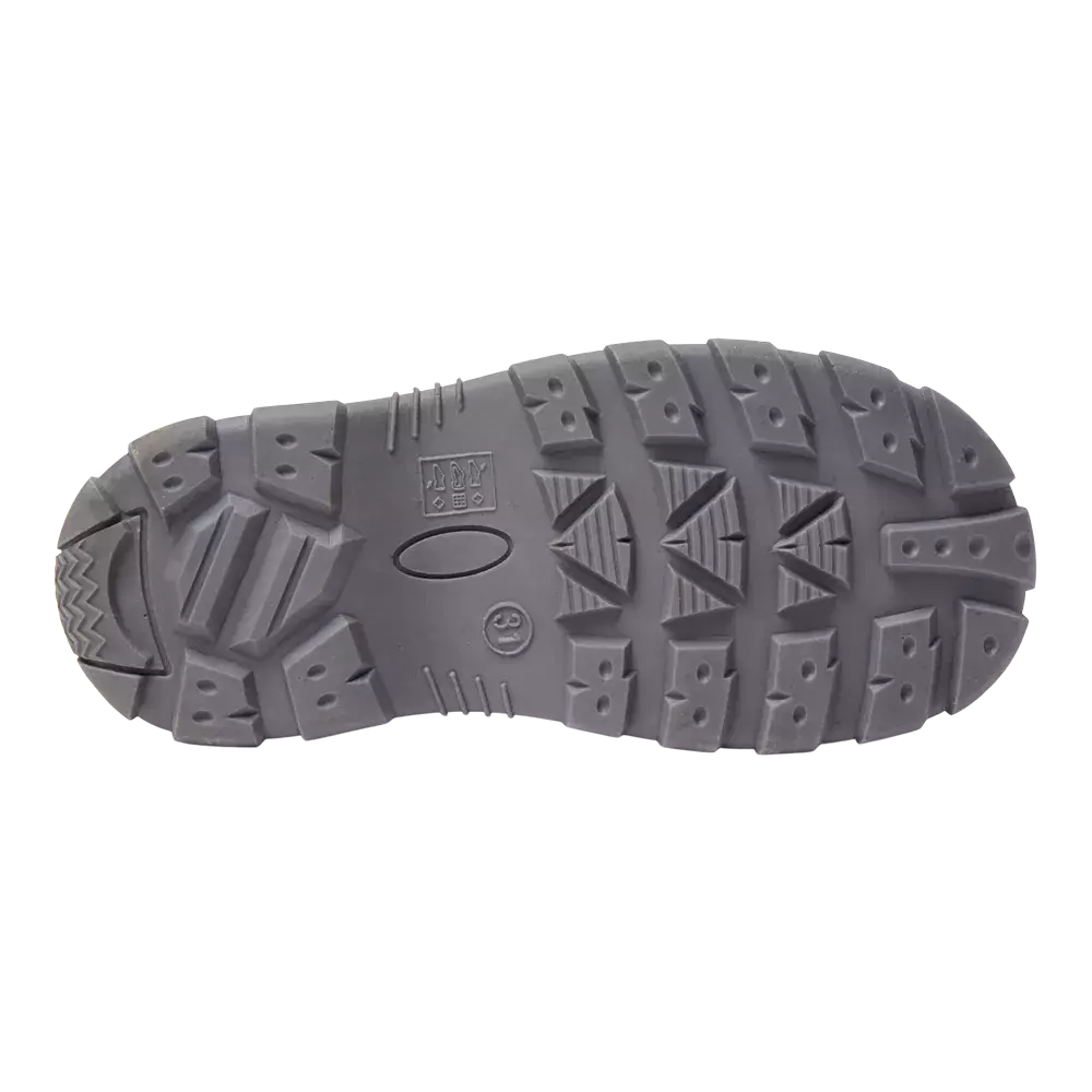 På billedet ses sålen af en robust sko i grå gummi med dybe mønstrede riller og klodser, designet til godt greb og holdbarhed. Mønsteret har V-formede riller, firkantede blokke og et markeret hæl- og tåområde for stabilitet. Størrelsesmarkering og små symboler indstøbt i midten antyder industriel fremstilling. Sålen virker velegnet til arbejdssko eller vandrestøvler i krævende terræn.