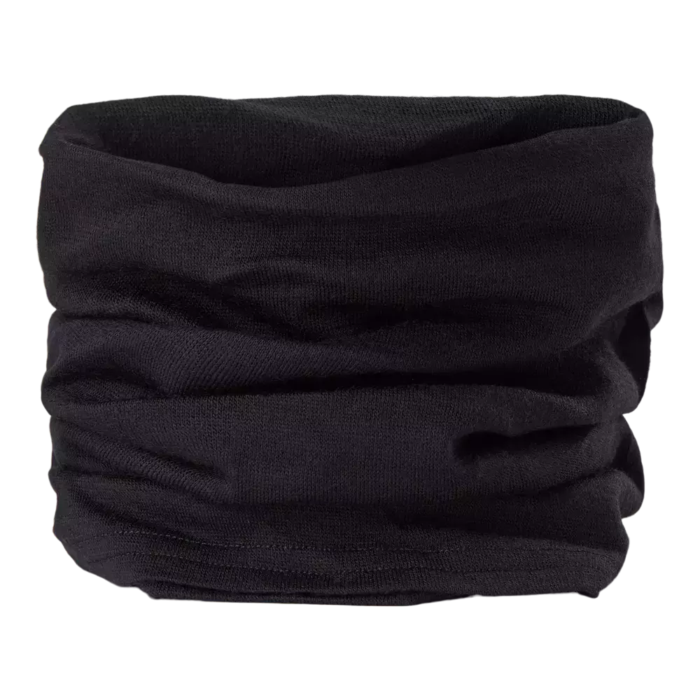 Et enkelt, sort halsrør i blødt, strikket materiale. Produktet er et tubeskjerf uden synlige logoer, designet til at give varme og beskyttelse mod vind på hals og ansigt. Stoffet fremstår let bølget og elastisk, så det kan bruges som halsvarmer, pandebånd eller hætte. Den neutrale sorte farve gør det alsidigt og praktisk til både hverdag og udendørs aktiviteter i køligt vejr.