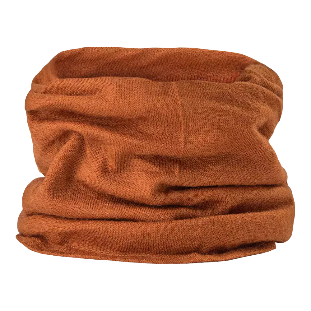 Et rustfarvet, strikket halsrør i blødt materiale med tydelige folder og en let struktureret overflade. Tuben er fleksibel og kan styles som halsedisse, pandebånd eller beanie alt efter behov. Farven minder om varm terracotta og passer godt til efterårs- og vintergarderoben. Det enkle design gør det praktisk, varmt og let at kombinere med både frakke og sportsudstyr.
