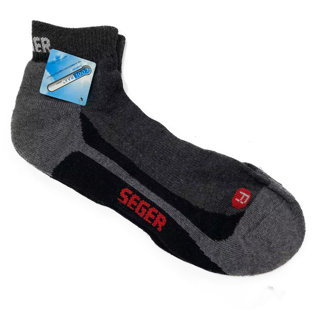 Et mørkegråt og sort ankelsok af sportstype med rødt "Seger"-logo og lille rødt mærke ved tåen. Sokken har synlige forstærkninger ved hæl og tå samt en tyk, polstret fodsål for ekstra komfort. En blå Coolmax-mærkat sidder fast ved manchetterne, hvilket antyder åndbar, fugttransporterende funktion. Designet er enkelt og praktisk til både træning og hverdag.