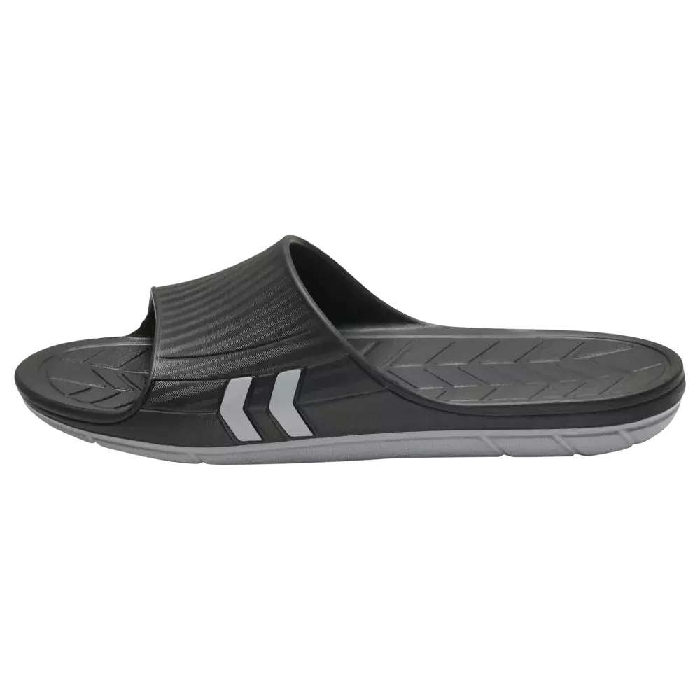 grå badesandal med åben tå og bred rem over vristen. Sålens overflade har mønstret, skridsikker gummistruktur, og den hvide chevron-detalje på siden giver et diskret sporty præg. Den lette, støddæmpende sål og ergonomiske indersål ser komfortable ud til hverdag eller brug ved poolen. Designet virker praktisk, nemt at rengøre og hurtigtørrende.