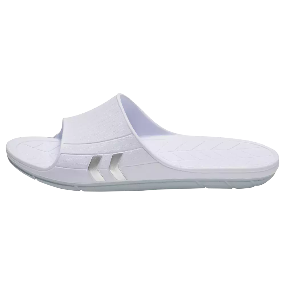 Et enkelt hvidt badesandal, eller slide, med bred rem over vristen og udskåret åben tå. Sålen er let profileret for greb og har et blødt, stødabsorberende indlæg med mønster. Sandalen virker lavet af formstøbt EVA eller gummi, nem at rengøre og hurtigtørrende, velegnet til pool, strand eller hverdagsbrug. Enkel, minimalistisk stil med diskrete sølvdetaljer langs siden giver et moderne præg.