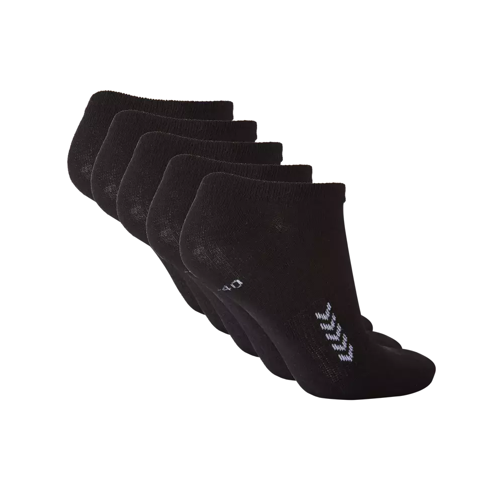 stribemønster langs siden. Designet fremstår praktisk og åndbart, velegnet til hverdag og sport. En stilren multipakning, der giver komfort og dæmpning ved hælen samt en enkel, minimalistisk finish til sneakers eller fritidssko.