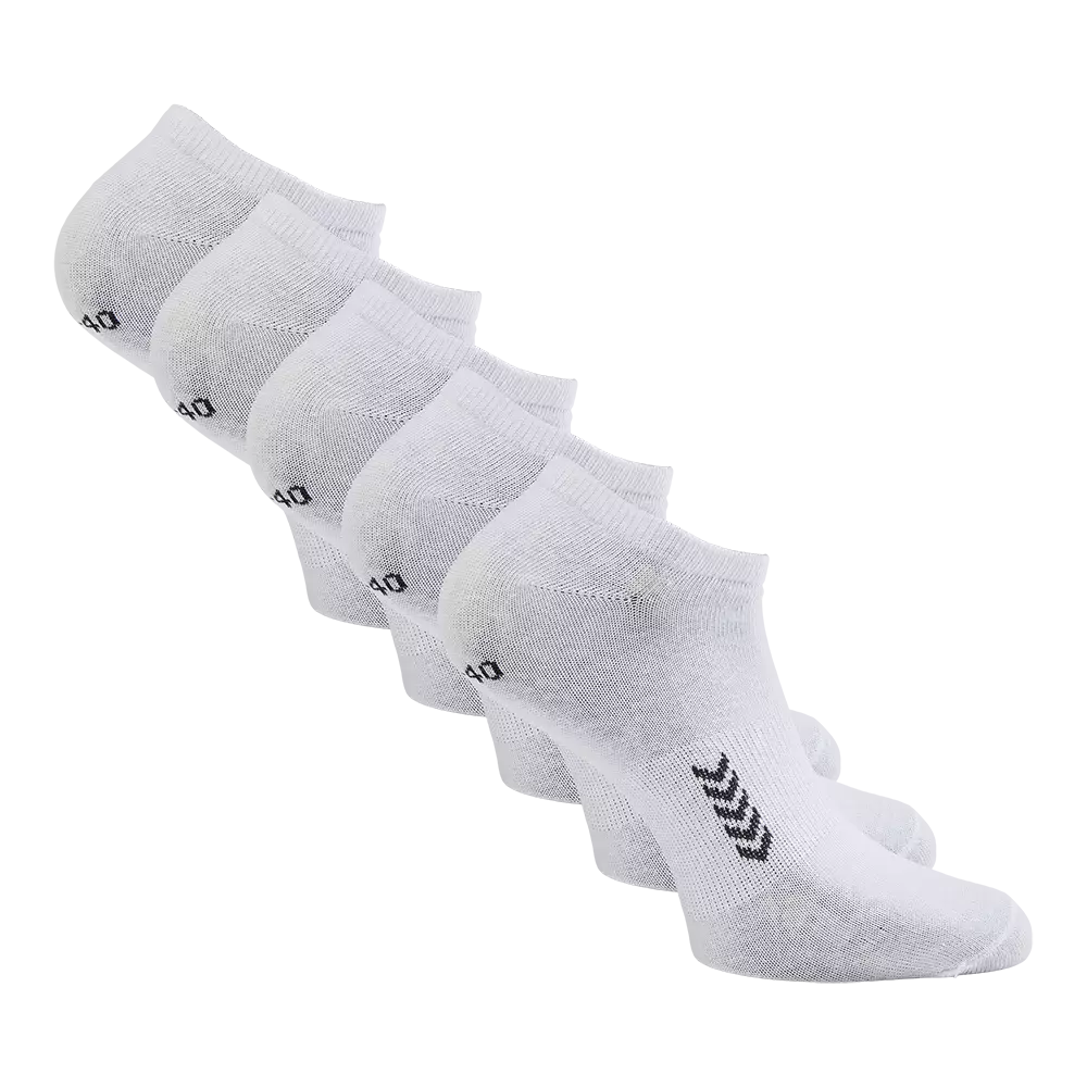 På billedet ses et sæt af fem hvide ankelsokker præsenteret mod en mørk baggrund. Sokkerne har lavt skaft, ribbet kant og let meshstruktur for åndbarhed samt forstærket hæl og tå. Et lille sort størrelsesmærke ("40") og et diskret chevronlogo er synligt på siden. Sokkernes simple, neutrale design gør dem velegnede til sport, fritid eller hverdag, hvor komfort og funktionalitet prioriteres.