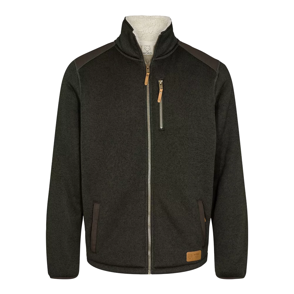 En mørkegrå, fleeceforet jakke med hellylås og høj krave, der giver et robust og samtidig blødt udtryk. Jakken har to sidelommer og en lille brystlomme med lynlås samt diskrete læderdetaljer ved lynlåse og skuldre. Materialet virker varmt og slidstærkt, velegnet til kølige efterårs- og vinterdage. Klassisk, praktisk design der kombinerer funktionalitet med en tidløs, maskulin æstetik.