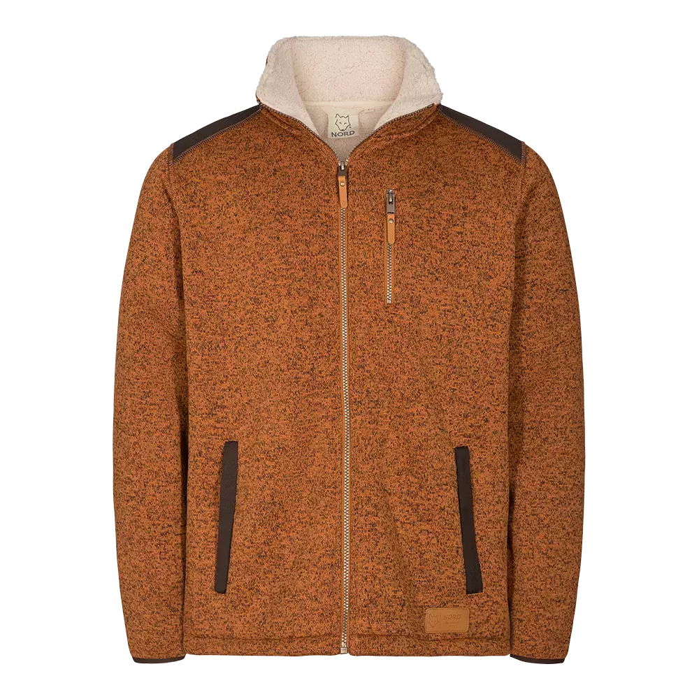 En varm rust‑orange uldfleecejakke med fuld lynlås og blød teddyforing i kraven. Jakken har to sidelommer og en lynlåsbrystlomme med læderdetaljer samt mørke forstærkninger ved skuldrene. Materialet har en hyggelig, meleret struktur, der giver et robust nordisk udseende. Perfekt til kølige efterårs- og vinterdage, hvor funktion, varme og klassisk, afslappet stil forenes.