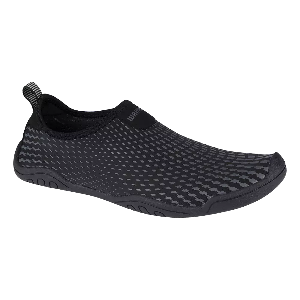 En stilren, sort vandsko i strømlinet slip-on-design med elastisk overdel og diskret mønstret overflade. Skoen har en fleksibel gummisål, let tåforstærkning og en trækflig bagpå for nem påtagning. Materialet virker åndbart og hurtigtørrende, hvilket gør den velegnet til strand, pool, sejlads eller rejser, hvor komfort, greb og beskyttelse mod glatte overflader prioriteres.