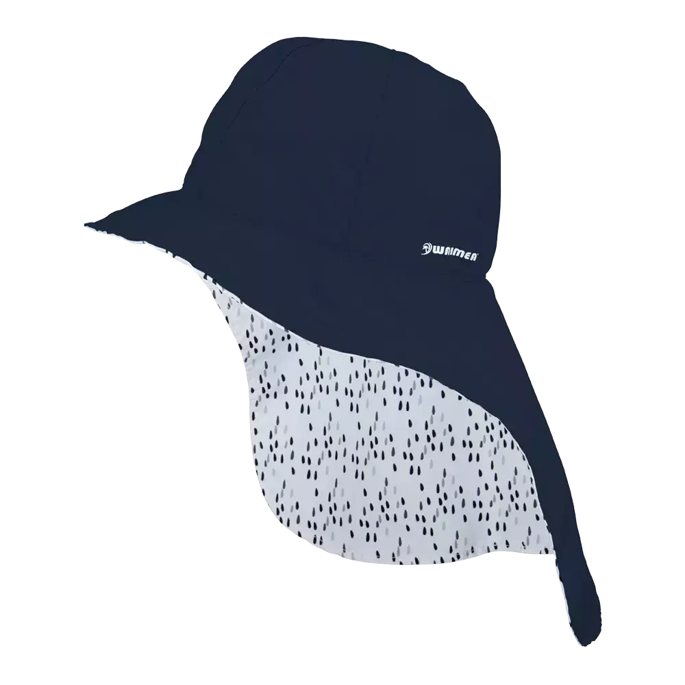 Solhatten er i dyb marineblå med en bred skygge og en længere nakkelap, der giver god solbeskyttelse. Indersiden har et lyst, mønstret foret med små sorte streger, som skaber et livligt kontrasttryk. Materialet virker let og åndbart, egnet til udendørsaktiviteter. Et diskret logo pryder siden, hvilket giver et enkelt og funktionelt udtryk.