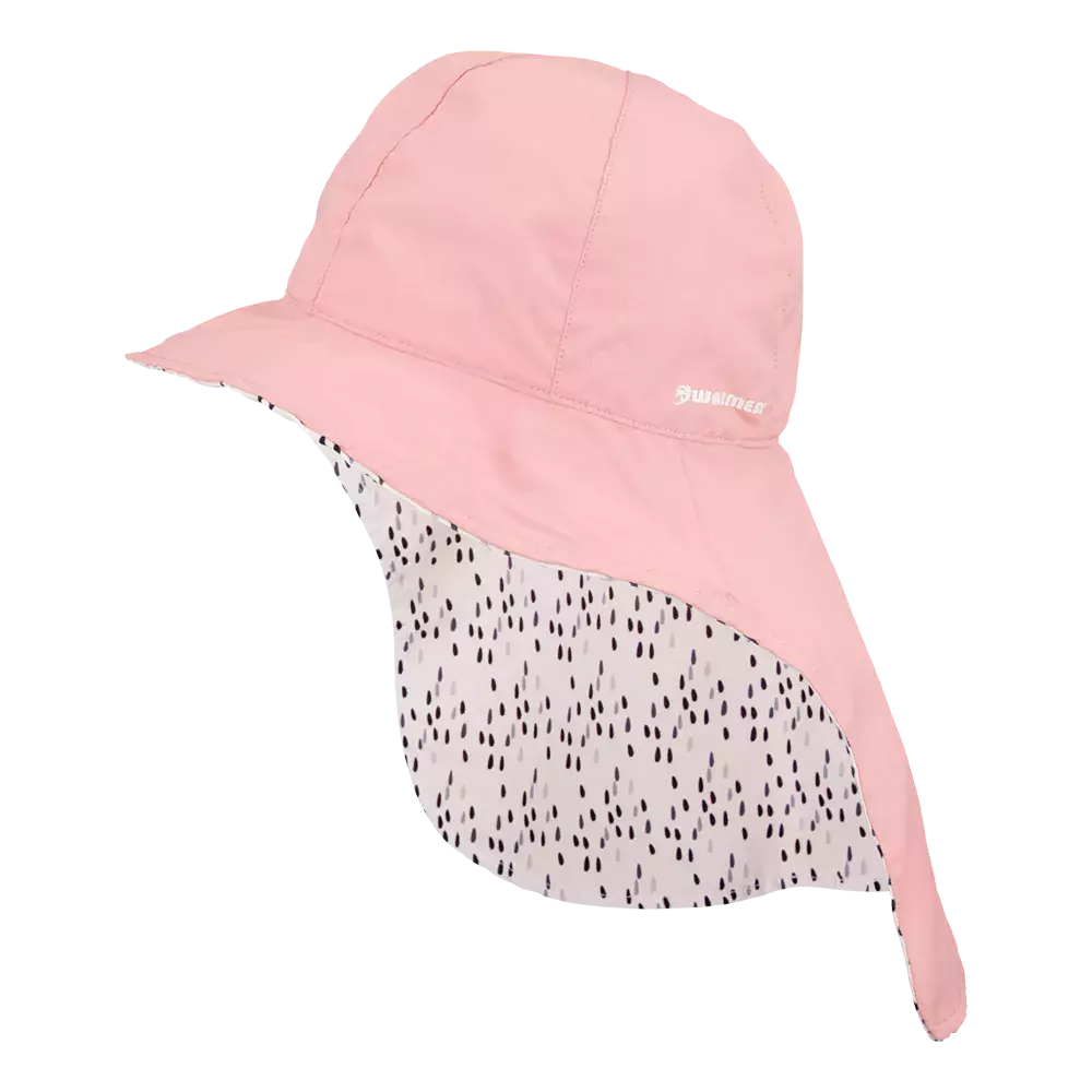 En lyserød solhat med rund skygge foran og langt nakkeskørt bagtil. Indersiden har en hvid bund med små sorte, dråbeformede prikker, som giver et legende udtryk. Hatten virker let i stoffet, syet i paneler med synlige sømme og et diskret logo på siden. Designet er praktisk til udendørsbrug og giver ekstra beskyttelse mod solen til børn. Farven er sart og neutral, velegnet til sommergarderoben.