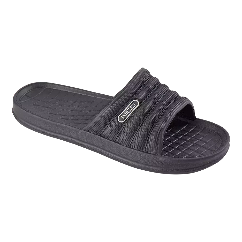 Sort slide-sandal i syntetisk materiale med en bred, ribbet rem og et tydeligt NICO-logo. Indersålen har et mønstret, skridsikkert design for ekstra komfort og fodgreb, mens den let forhøjede sål giver støddæmpning. Sandalen er åben ved tæerne og nem at tage af og på, ideel til hverdag, strand eller bad, og kombinerer funktionalitet med et enkelt, minimalistisk look.