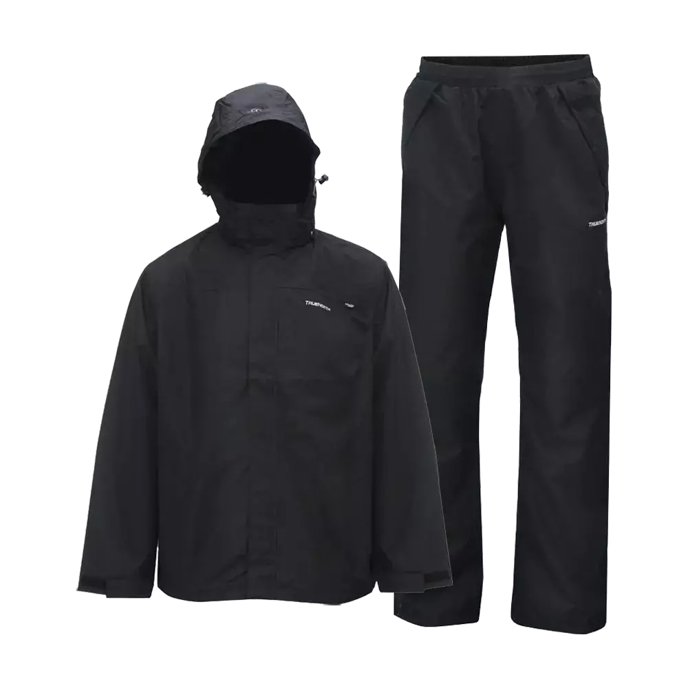 Et sort regnsæt bestående af en hættejakke og matchende bukser. Jakken har en rummelig hætte, høj krave og skjult lukning for ekstra beskyttelse mod vind og regn, mens bukserne har elastisk talje og lige ben. Materialet virker vandtæt med enkelt, funktionelt design og afdæmpede detaljer — ideelt til udendørsbrug og praktisk ved skiftende vejrforhold. Enkel, minimalistisk stil og god bevægelsesfrihed.