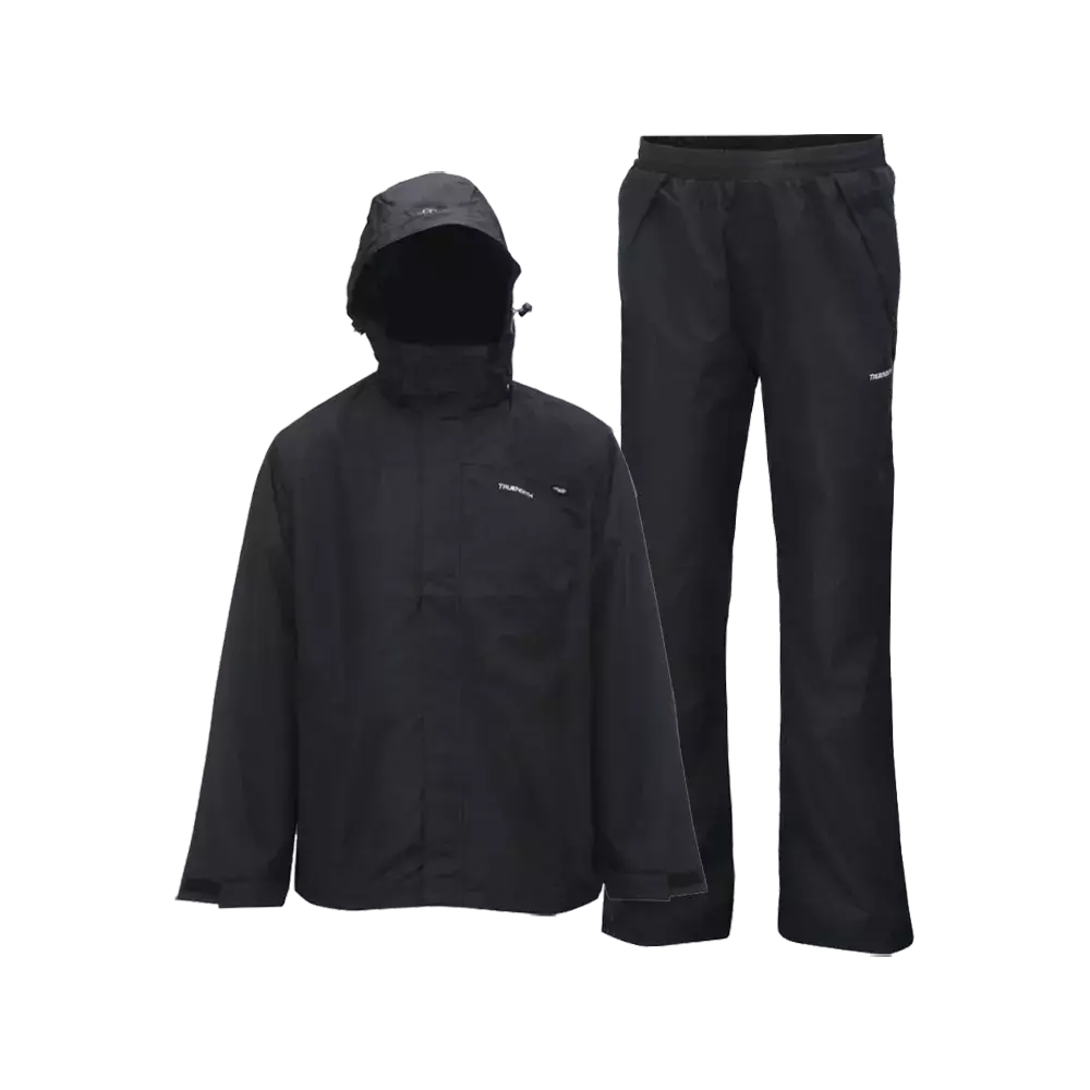 Billedet viser et sort regnsæt bestående af en hættejakke og matchende bukser. Jakken har en stor justerbar hætte, høj krave og lange ærmer med velcrolukning, mens bukserne har elastisk talje og løstsiddende ben. Sættet fremstår praktisk og funktionelt, designet til udendørs brug i vådt vejr, med et minimalistisk look og holdbart materiale, der beskytter mod vind og regn.