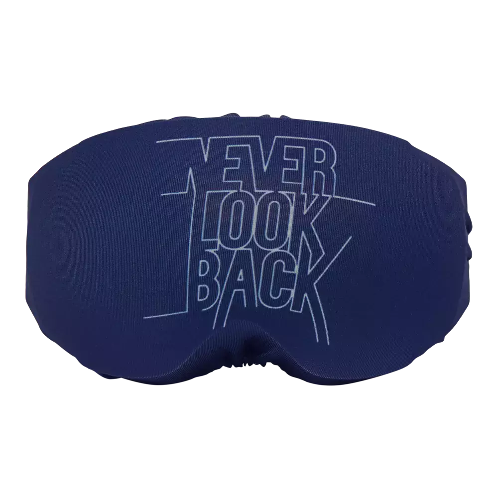 Billedet viser en mørkeblå sovemaske i blødt stof med et hvidt, grafisk slogan "NEVER LOOK BACK" trykt foran. Masken er formet med en diskret udskæring til næsen og har en blød, polstret forside, der ser behagelig ud mod ansigtet. Det enkle, moderne design signalerer både stil og funktionalitet, egnet til afslapning, rejser eller en god nattesøvn.