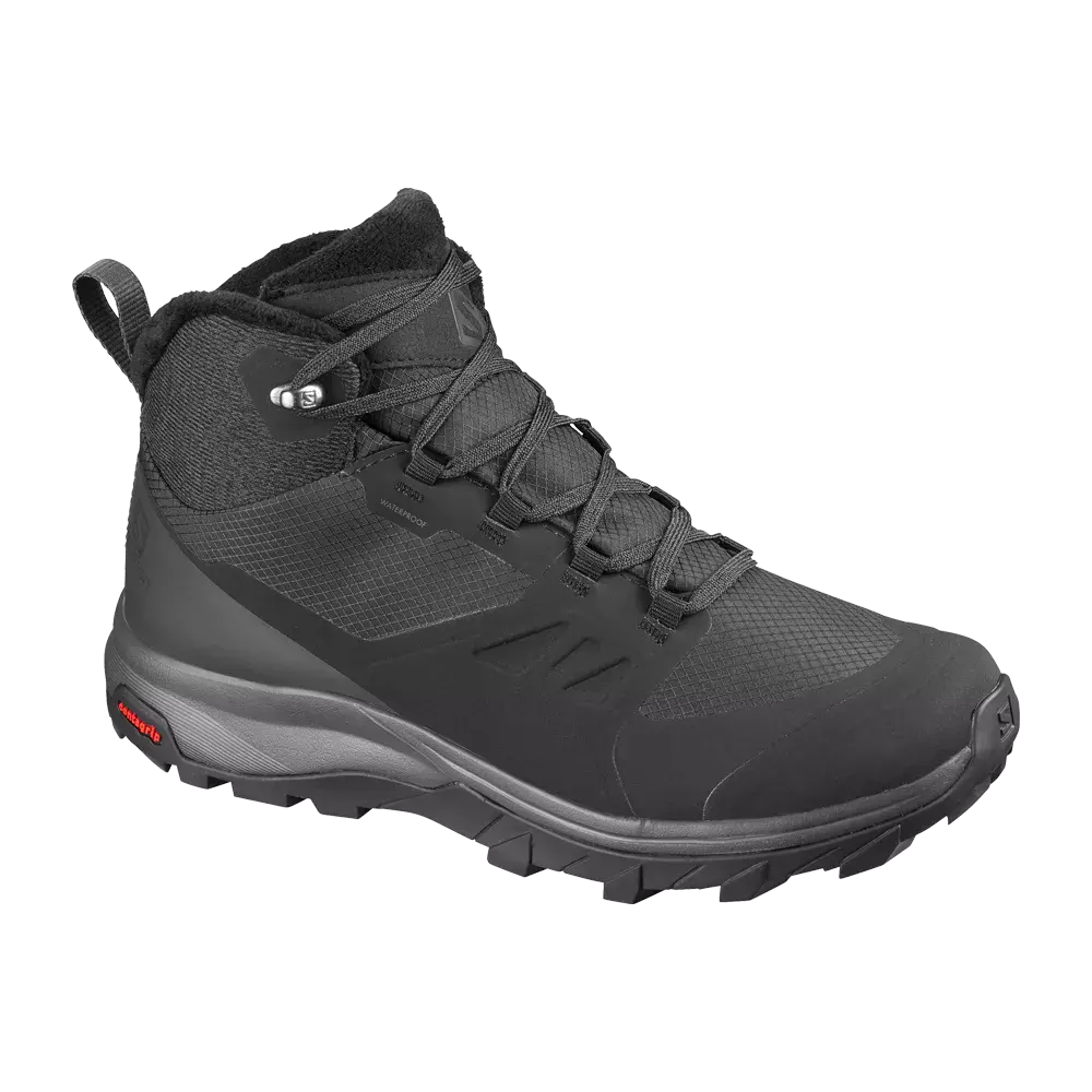 En robust, sort vandrestøvle med mellemhøjt skaft og kraftig gummisål til ujævnt terræn. Overdelen kombinerer slidstærkt materiale og forstærkede partier, mens tætte snørebånd og polstret ankeldel sikrer stabil pasform og komfort. Den aggressive ydersål giver godt greb, og en praktisk træksnap gør den nem at tage på. Velegnet til vandreture og vådt vejr.