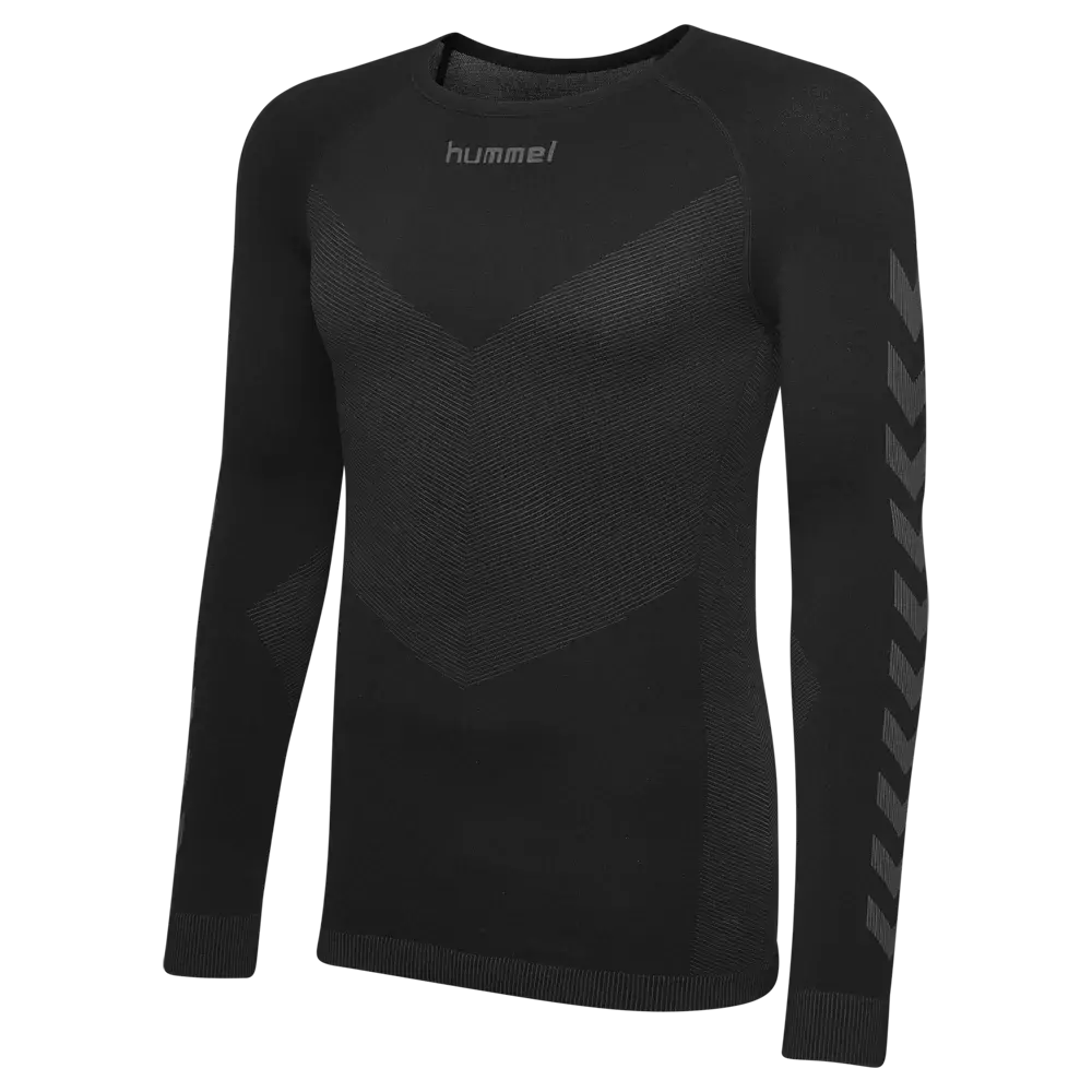 Sort, tætsiddende langærmet træningstrøje fra hummel med rund hals og fint strukturstrik. Fronten har et markeret V-mønster i forskellige strikretninger, og den ene ærme er dekoreret med de karakteristiske hummel-vinkler. Ribkanter ved ærmeafslutning og bund giver et tæt fit. Enkel, funktionel og stilren – velegnet som basislag til sport eller lag-på-lag i koldt vejr.