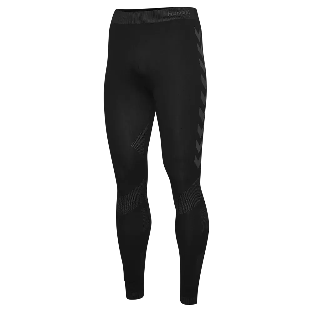 Et par sorte, tætsiddende træningsleggings i fuld længde med et moderne, minimalistisk look. Materialet virker elastisk og åndbart med ribstrikkede zoner ved knæ og lår for støtte og bevægelsesfrihed. Sidedetaljer med Hummels karakteristiske chevrons giver et sporty præg, mens høj talje og elastik sikrer komfort under løb eller styrketræning. Velegnede til både hverdag og intens træning.