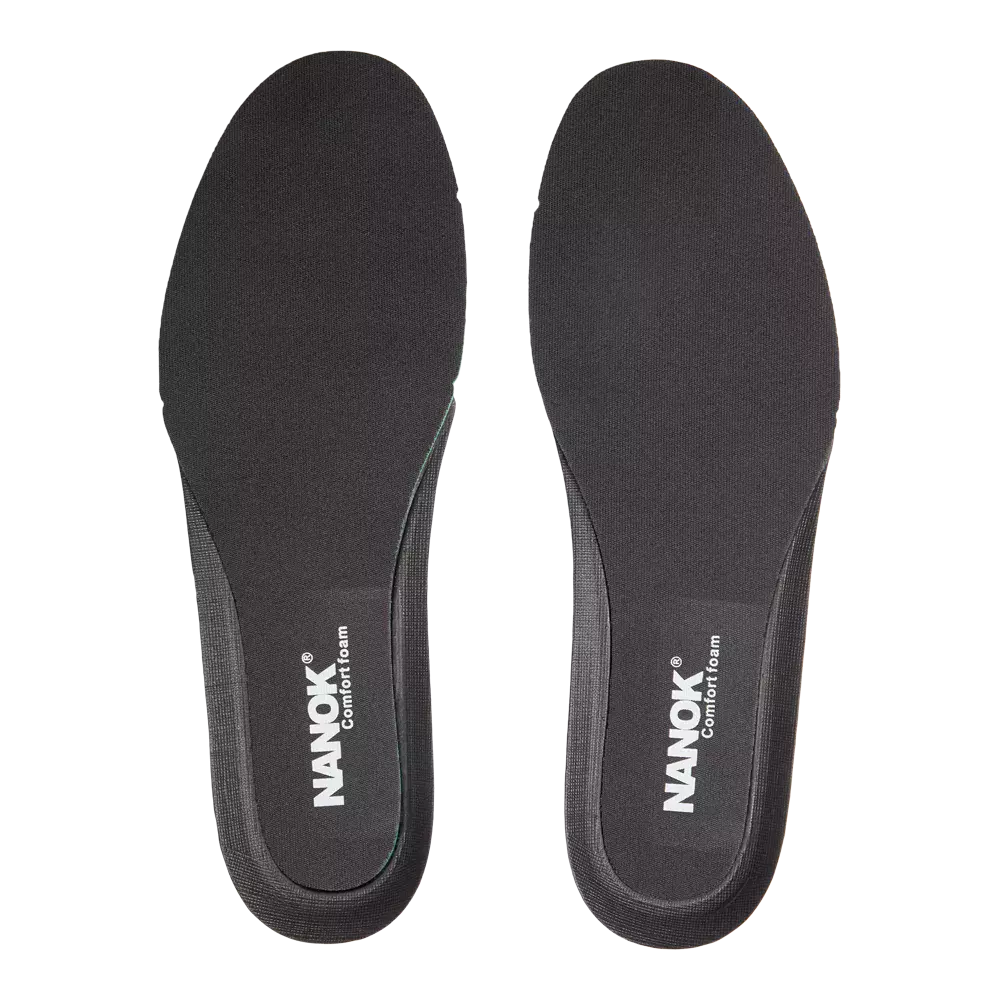 Et par sorte, formstøbte indlægssåler set ovenfra, placeret side om side. De har en slank profil med markant hælkop og tekstileret overflade. På hver indersåle står mærket "NANOK" og teksten "Comfort foam", hvilket antyder blødt, stødabsorberende skum. Designet virker minimalistisk og diskret, egnet til at give ekstra komfort og støtte i lukkede sko. De er lette at placere i sko.