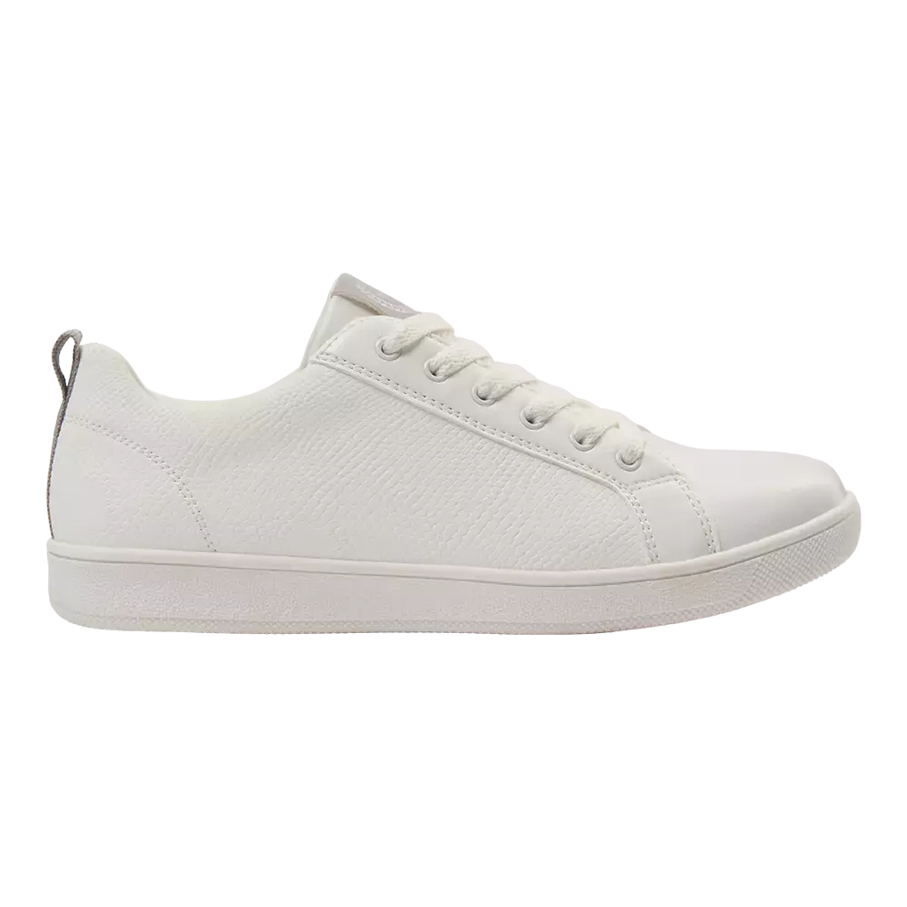 Et enkelt, hvidt sneaker i lav profil med rene linjer og minimalistisk design. Overfladen har en let struktur, synlige syninger og klassiske snørebånd gennem metaløjer. Skoen har en flad gummisål, let polstret krave og en lille hælrem bagtil for nem af- og påtagning. Den fremstår alsidig og praktisk til hverdagsbrug, kombineret med et tidløst, neutralt udtryk.