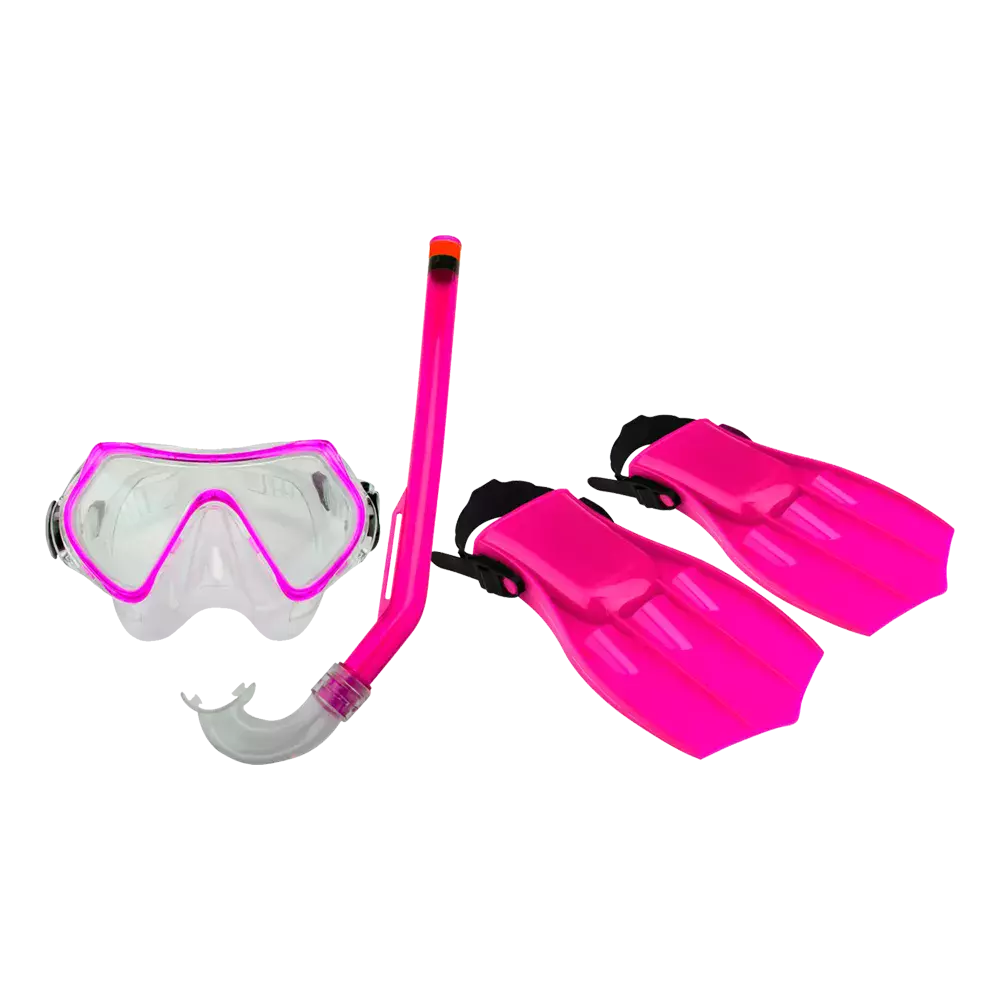 Billedet viser et komplet snorkelsæt bestående af en klar dykkermaske med pink kant, en matchende pink snorkel og et par korte pink svømmefødder. Maskens gennemsigtige linse og bløde silikonekant sikrer tæt pasform, mens snorklen har et bøjligt mundstykke. Svømmefødderne er kompakte og lette, velegnede til feriebrug og afslappet snorkling ved kysten.