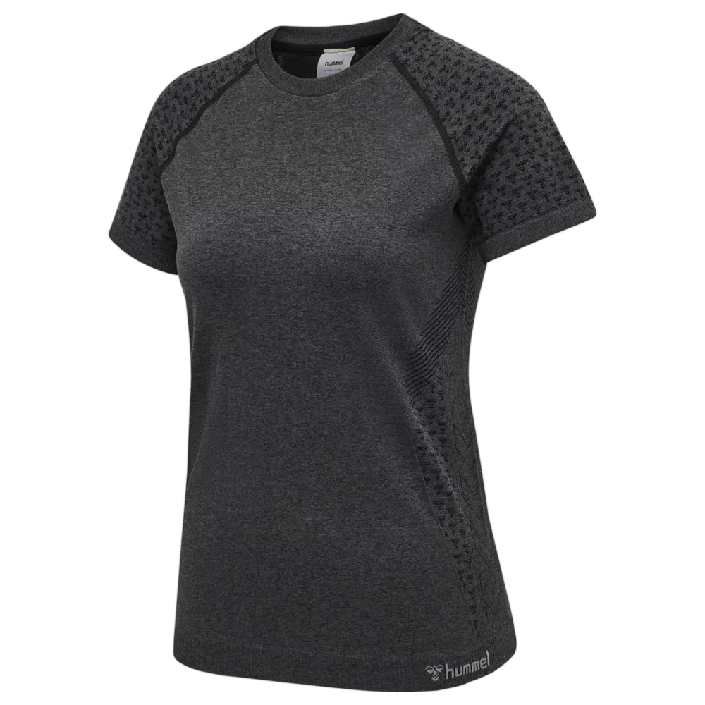 En mørkegrå, kortærmet trænings-T-shirt fra hummel med tætsiddende, feminint snit og rund hals. Stoffet har en fin melange-tekstur med perforerede mønstre på ærmer og sidepaneler, der øger ventilationen. Flade sømme og ergonomiske linjer giver bevægelsesfrihed, mens det lette, svedtransporterende materiale sikrer komfort under aktivitet. Diskret hummel-logo ved nederste kant fuldender det sporty, funktionelle udtryk.